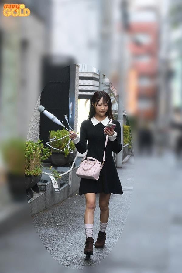 澪奈明日見在街頭甩電動按摩棒的影片,吸引破960萬點閱,近期以「電動按摩棒女王」封號正式出道拍AV。(圖/翻攝自澪奈明日見X)