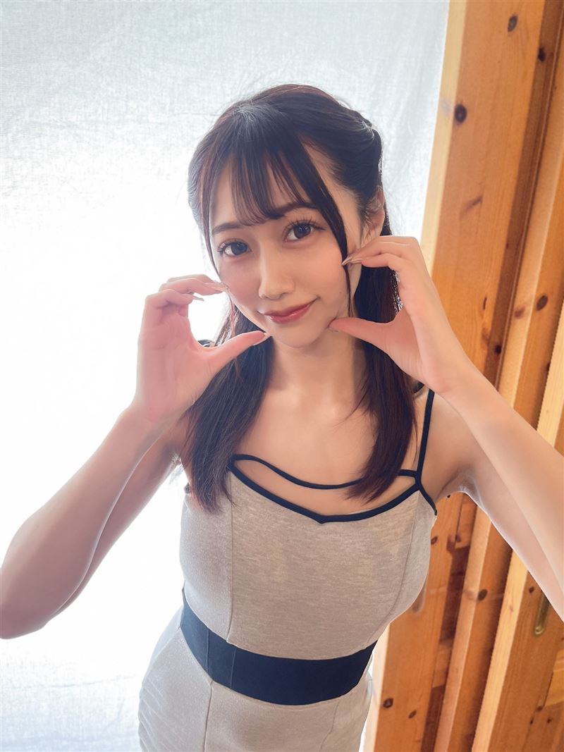 澪奈明日見擁有小臉、細身,又有G罩杯的實力,再加上細長雙腿的火辣身材。(圖/翻攝自澪奈明日見X)