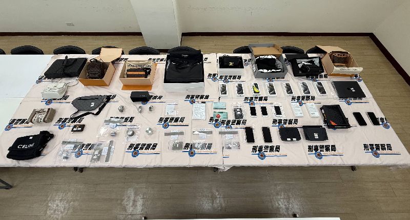 刑事局查扣泰達幣118萬顆與精品等贓證物，市值超過新台幣1億元。（圖／中央社）