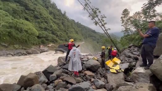 溪水暴漲淹沒道路!15茶農上山採收受困