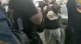 男北捷西門站失控！當眾咆哮對警比「詭異手勢」　遭依社維法送辦。（圖／翻攝畫面）