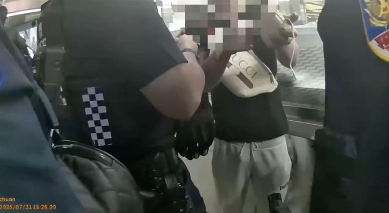 男北捷西門站失控　亂咆哮對警比詭異手勢