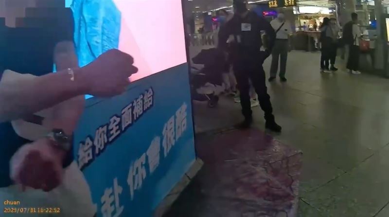 男子對員警做出詭異動作。（圖／翻攝畫面）
