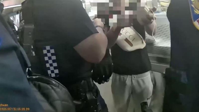 男子在捷運站內無故咆哮。（圖／翻攝畫面）
