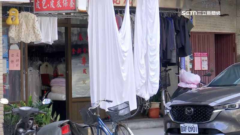 獨／控乾洗店門口晾被　建管處：無違法