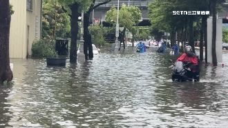 水淹大腿仍要上班　台中人灌爆盧秀燕臉書