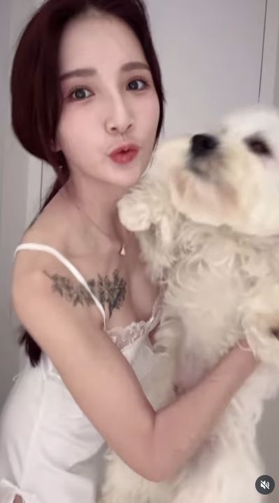 Dora穿性感睡衣熱舞吸引一票網友朝聖。(圖/翻攝自Dora IG)