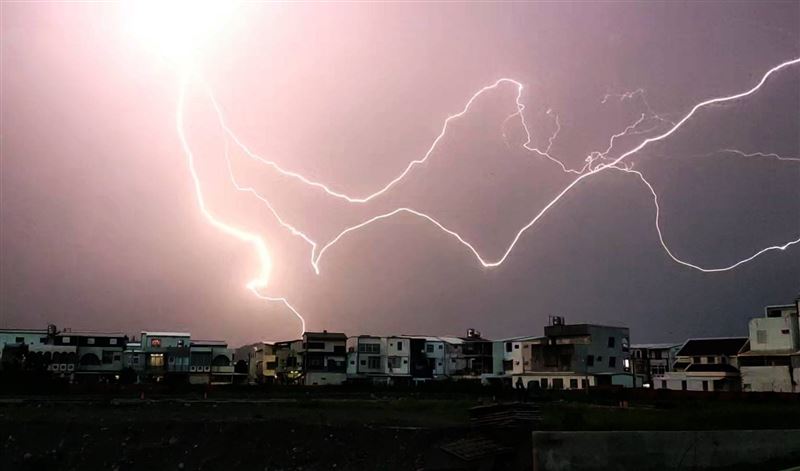 台東出現劇烈熱對流，接連多次的閃電。（圖／民眾提供）