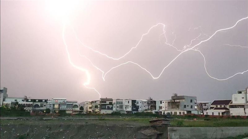 台東閃電交加！突劈向地面撕裂天際畫面曝