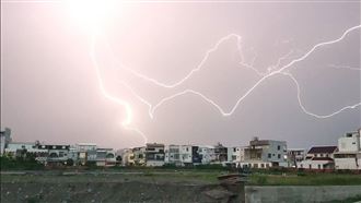 台東閃電交加！突劈向地面撕裂天際畫面曝