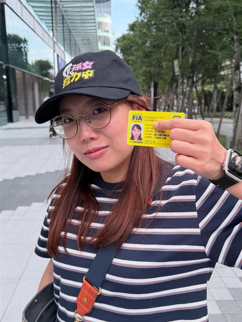 網紅孫女考到「FIA賽車執照」,下禮拜將去泰國參加越野拉力賽,讓許多網友壞直呼:「扯爆!」(圖/翻攝自普通女子孫女臉書)