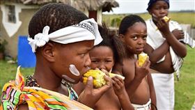 ▲南非科薩族的兒童到了一定的年齡就需參加成年禮。（圖／翻攝自維基百科）