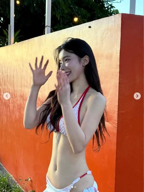 李多慧身穿紅白色款式的比基在海邊擺拍,少少的布料包不住美胸火辣身材,深邃事業線被一覽無遺。(圖/翻攝自李多慧IG)