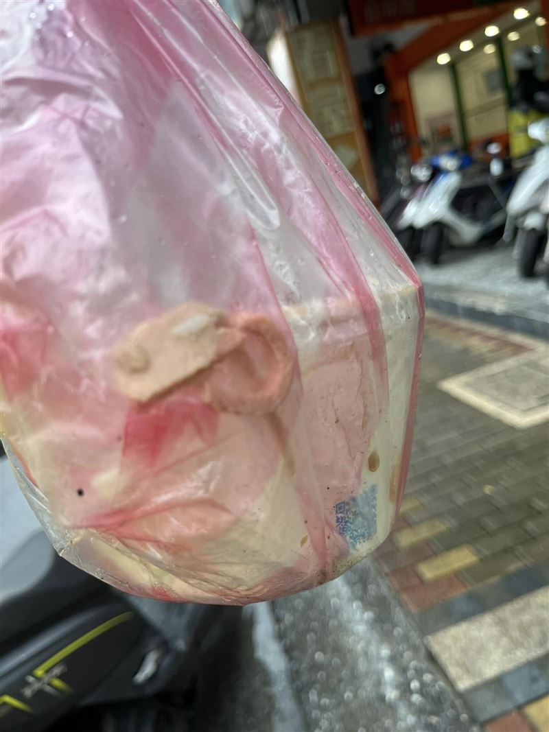 無辜民眾買到陳男販售的「餿水」粥。(圖/翻攝畫面)