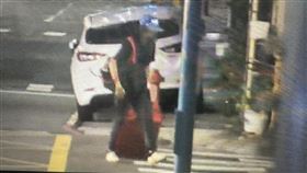 陳男棄屍畫面曝光。（圖／翻攝畫面）