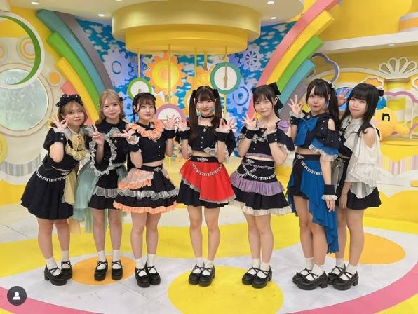 麥野紬7月22日被宣佈為女團ICECREAM SCREAM的新成員,包括她在內的7名成員也參加了同日播出的晚間綜藝節目。(圖/翻攝自ICECREAM SCREAM IG)