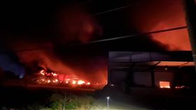 桃園市大園區功學路某物流倉儲7月31日晚間發生一起嚴重火警。（圖／記者石明啓攝）