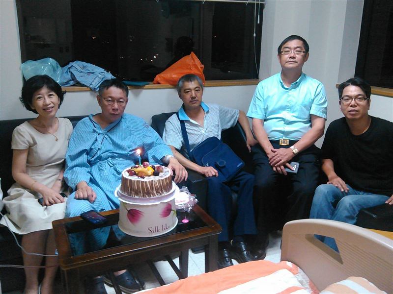 陳佩琪曝柯文哲某年住院時的慶生照。(圖/翻攝自陳佩琪臉書)