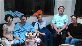 ▲陳佩琪曝柯文哲某年住院時的慶生照。（圖／翻攝自陳佩琪臉書）