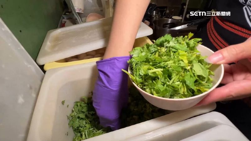 一名麵線老闆娘指出，香菜價格從颱風來就一路狂飆，如今已經到一斤6百