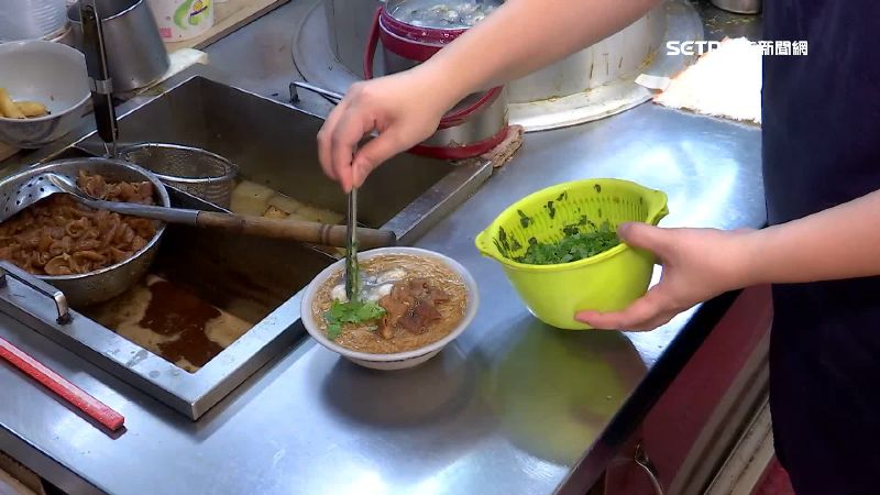 無論何種口味的麵線，加上香菜一起品嚐特別美味