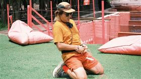 王仁甫節目玩遊戲跪地旋轉。(中視提供)