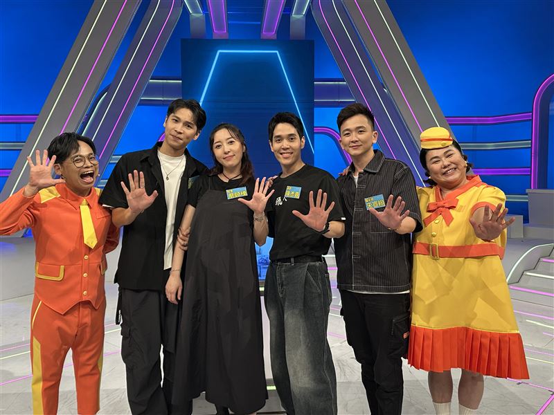 準媽媽蔡頤榛(左3)及老公張皓羽(左2)、演員陳彥嘉、魔術師好友朱宣翰。(圖/公視台語台提供)