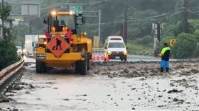 受西南風影響，中央氣象署針對10縣市發布豪雨特報，台東縣政府通報，因連日大雨造成達仁鄉土坂村聯外道路東68線，路基掏空僅能通行機車，為顧及民眾往來安全，台東縣政府宣布，達仁鄉土坂村今（1）日中午12時起停班停課。