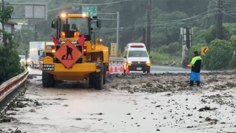 台東達仁鄉因大雨導致聯外道路受阻。(示意圖/資料照)