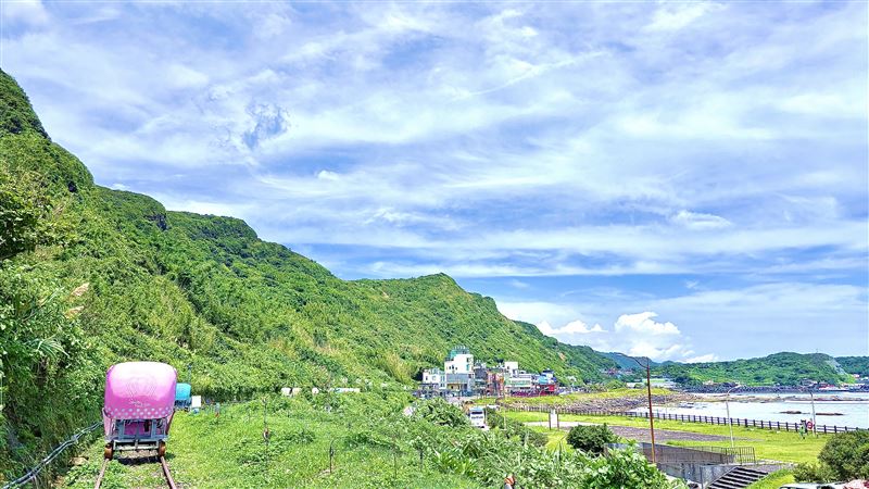 在深澳鐵道自行車觀海段,一邊騎乘、一邊眺望無敵海景,海風吹拂、浪聲相伴,享受最療癒的山海騎旅時光!(圖/新北市政府提供)