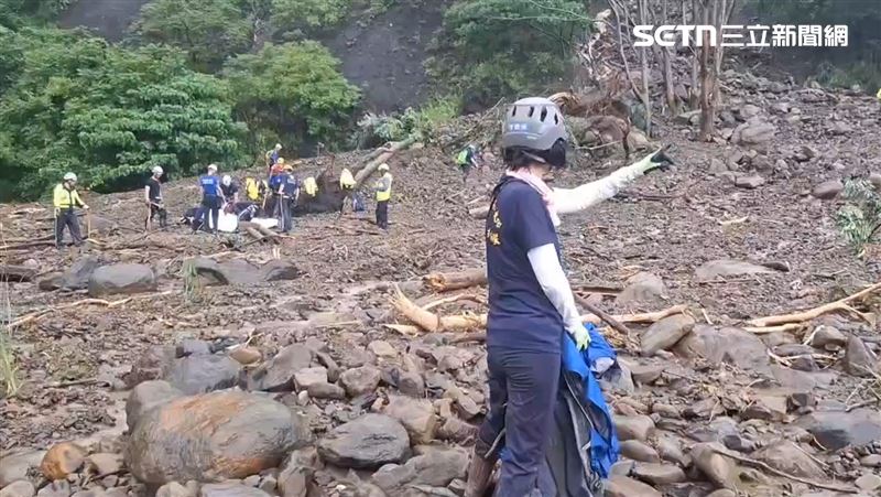 搜救人員1日尋獲「腳掌」屍塊,已經其帶回。(圖/翻攝畫面)