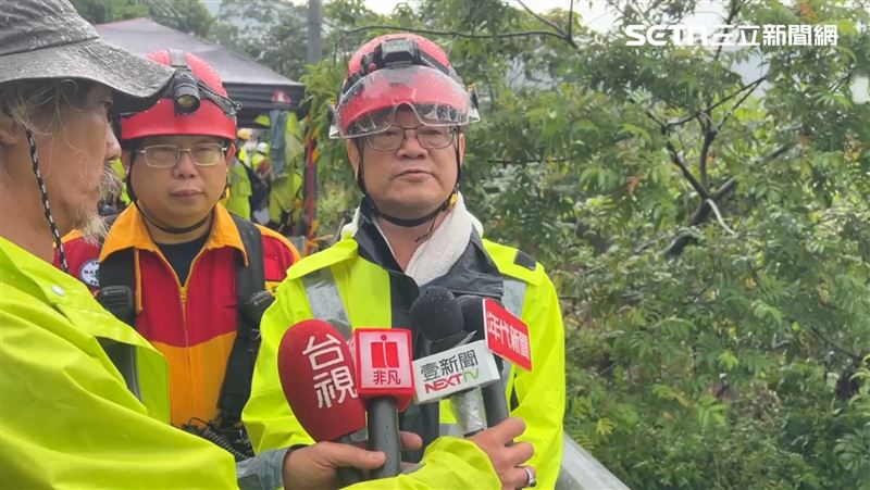 高雄市消防局特種搜救大隊大隊長蘇裕銘說明最新搜救進度。(圖/翻攝畫面)