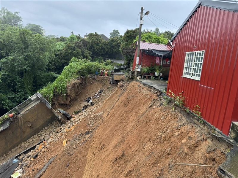 豪雨成災,彰化芬園鄉同安村一處三合院外發生路面坍塌。(圖/翻攝畫面)