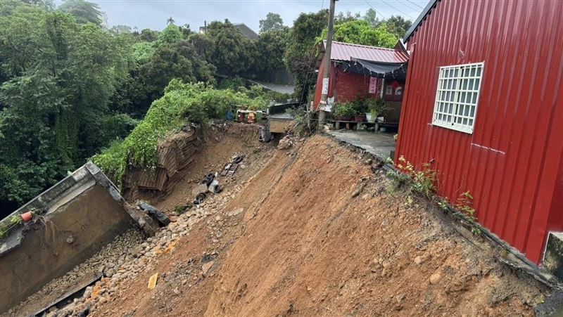 豪雨災情！彰化芬園「突地裂」崩30米天坑