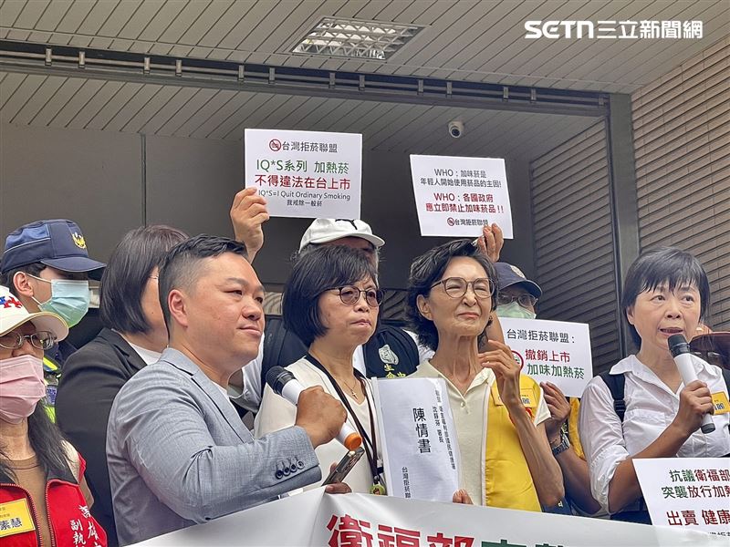 賈淑麗接下陳情書，承諾針對民團訴求會積極研議。（圖／記者蔣季容攝影）