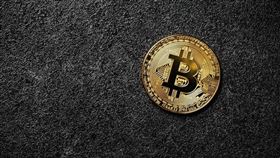 ▲比特幣價格突破歷史新高後，數位資產再度吸引台灣年輕投資族群進場，女性投資人比例攀升。，40歲以下女性積極投入數位資產，持有比例明顯高於男性，51%數位資產持有者計畫未來一年持續加碼，僅7%打算減碼。比特幣ETF帶動主流化進程，改善供需結構並穩定市場波動。（示意圖／PIXABAY）