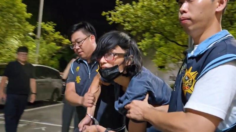 陳男發現有鏡頭在拍攝時,才開始露出怪異模樣。(圖/翻攝畫面)