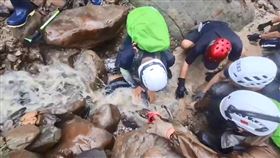 車禍,墜谷,一家五口,徒手開挖,六龜,高雄市消防局