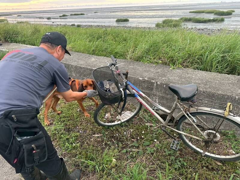 搜救犬出動搜尋失蹤老翁,目前僅尋獲老翁的腳踏車。(圖/翻攝畫面)