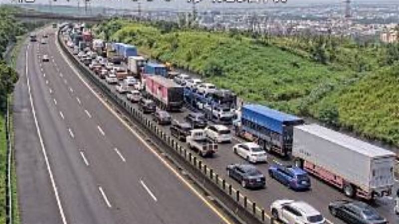 國3台中沙鹿段發生碰撞車禍,一度造成車流回堵約1公里。(圖/翻攝自1968APP)