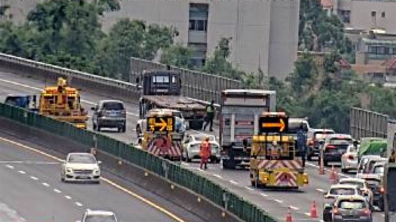 國道三號南向179.6公里處今天（1日）上午11時5分發生6車追撞事故。（圖／翻攝自1968APP）