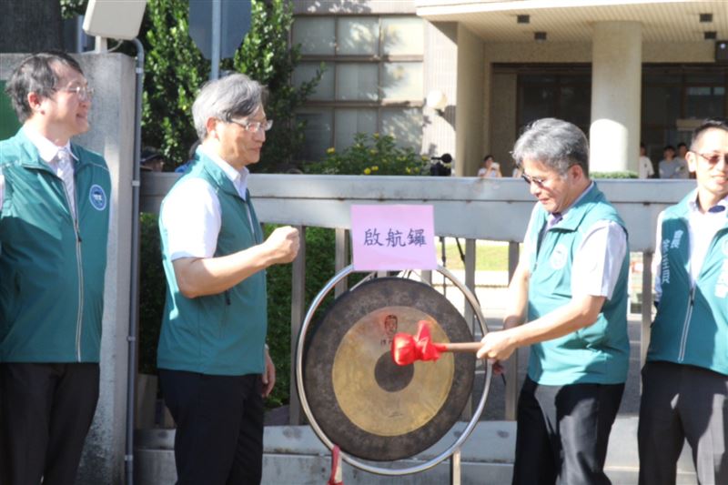 「附中啟航、竹塹飛揚」陽明交大附中敲鑼啟用儀式。（圖／陽明交大提供）
