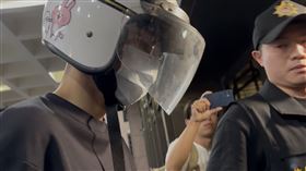 ▲30刀殺害女公關的男子劉柏葳被送抵北檢時，全程不發一語，表情看來淡定。（圖／記者楊佩琪攝）