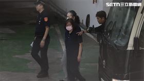  ▲收押中的黃呂錦茹搭乘囚車抵達北院。（圖／記者鄭孟晃攝影）