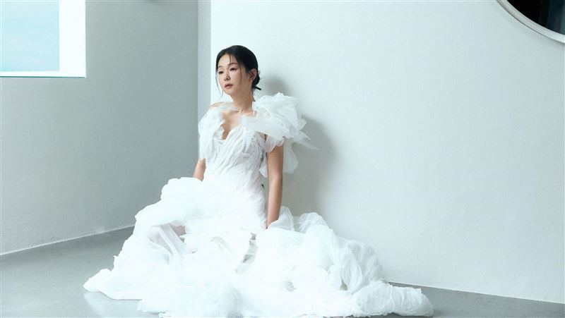 挺過婚變危機　49歲六月突披白紗宣布喜訊