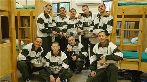 男星當兵出事了　偷帶酒壺慘被班長抓包