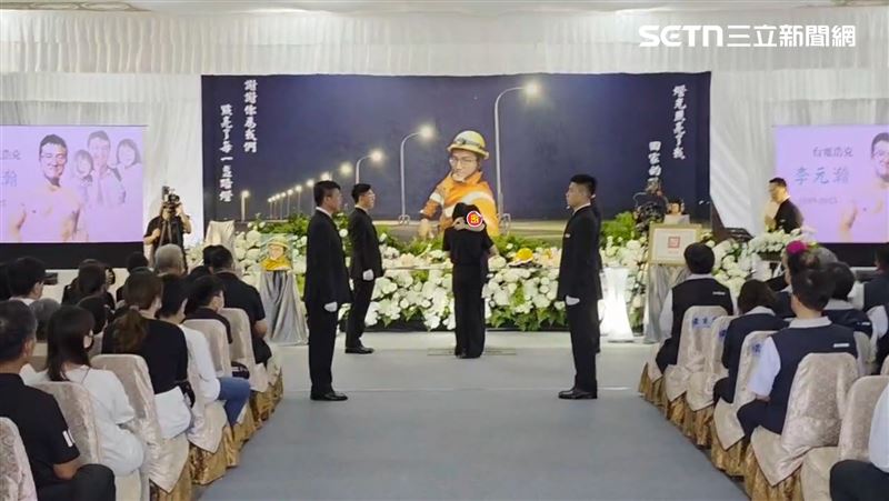 李元瀚妻子與丈夫最後一次道別，幼女天真在腳邊轉著，讓在場人看了鼻酸。（圖／記者廖國雄攝影）