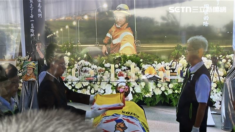 李元瀚拚復電不幸殉職，棺木覆蓋台電會旗，以表其對台電奉獻，李妻接下褒揚令。（圖／記者廖國雄攝影）