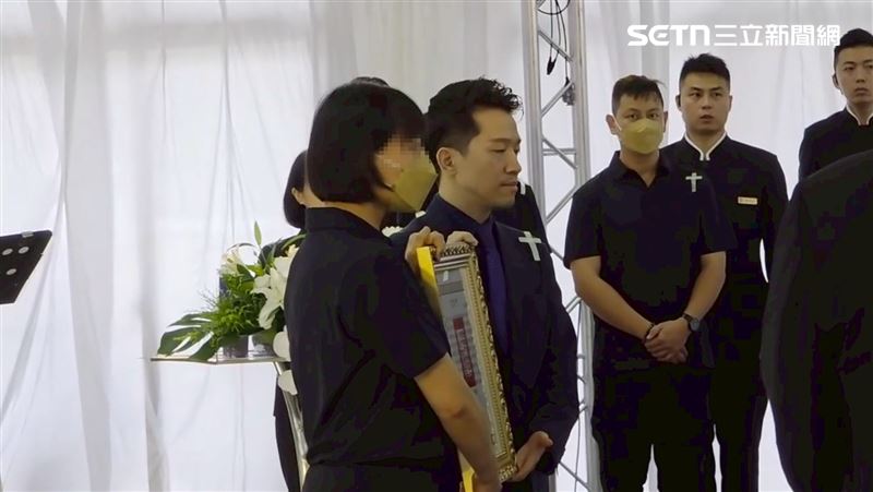 李元瀚拚復電不幸殉職，棺木覆蓋台電會旗，以表其對台電奉獻，李妻接下褒揚令。（圖／記者廖國雄攝影）