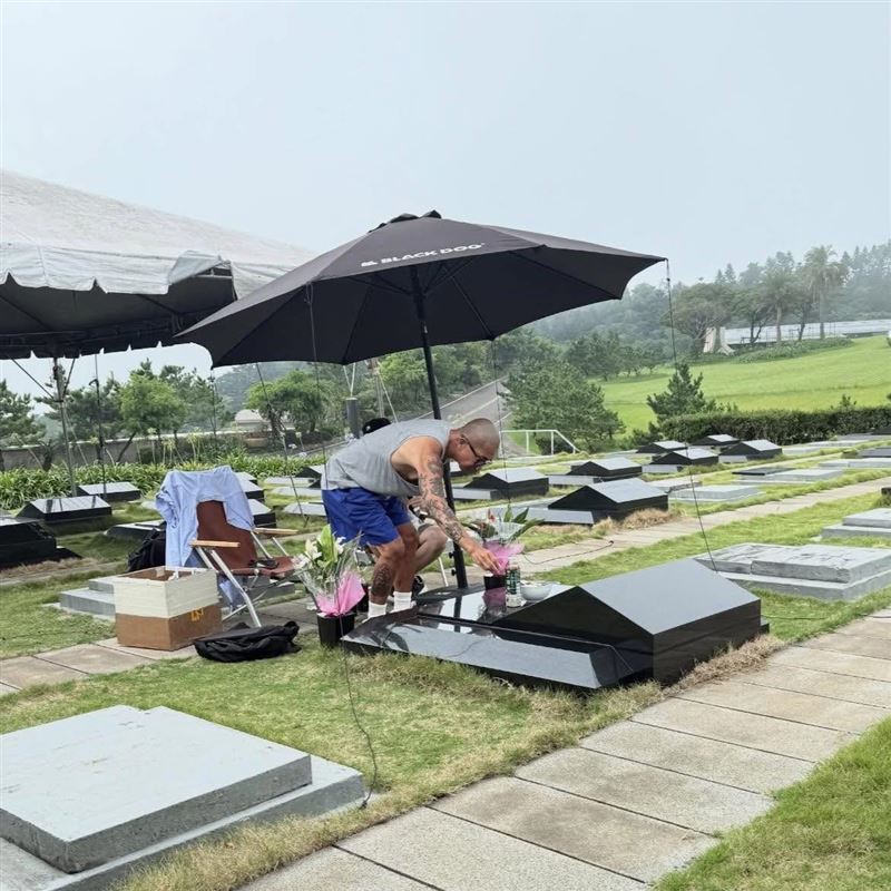 催淚!20年前大s給具俊曄的情詩曝光,「有一種愛情叫做具俊曄與大s」感動世人。圖為具俊曄在墓園陪伴摯愛。(圖/翻攝自Threads@peichiu65)